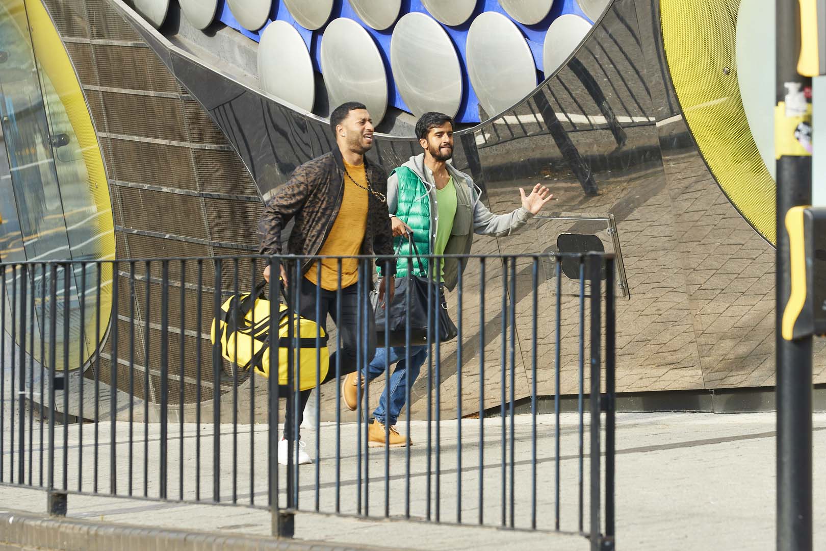 Hamza Jeetooa (Sunny) e Ryan McKen (Amar) in una scena di "Zomboat!". Credits: ITV PIc