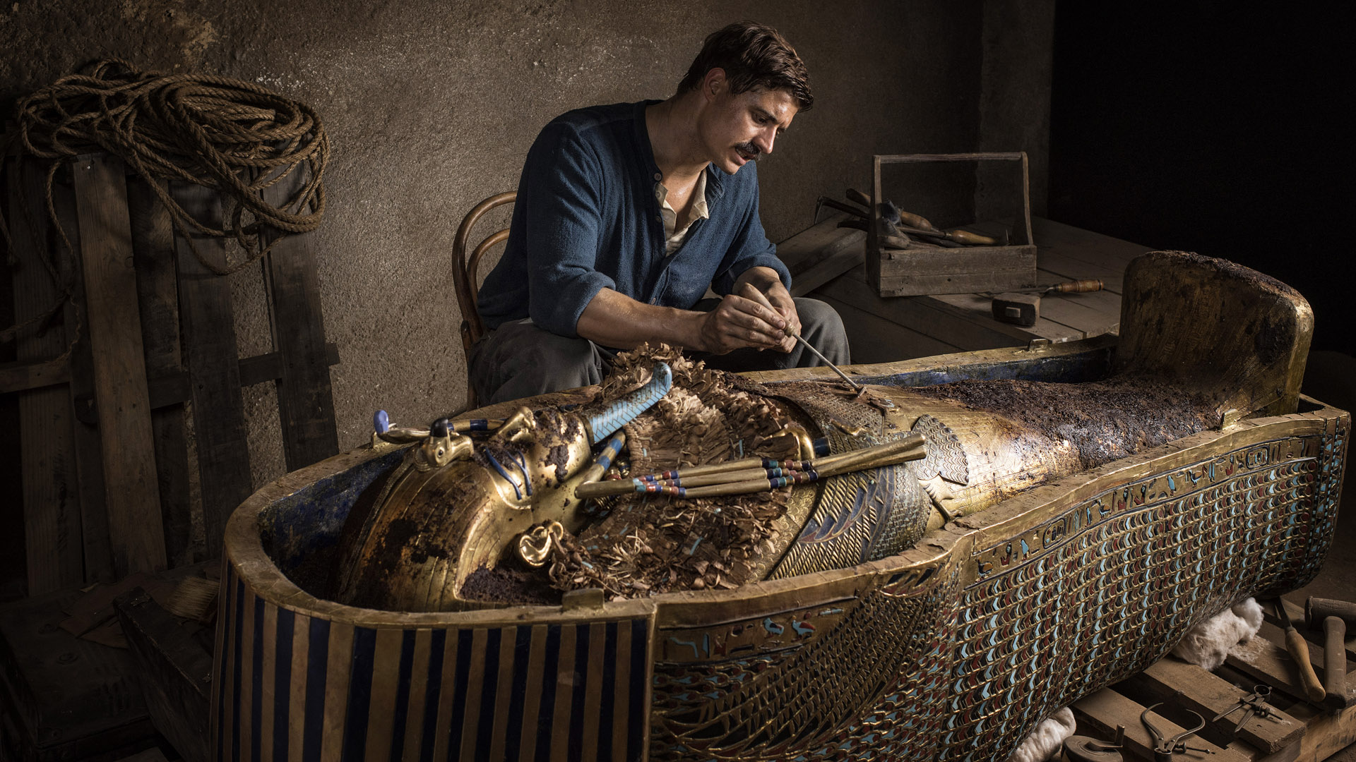 Max Irons (Howard Carter) in un fotogramma estratto dalla serie "Tutankhamun". Credits: ITV PIc