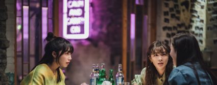 Lee Sun-bin (Ahn So-hee) Han Sun-hwa (Han Ji-yeon) Jeong Eun-ji (Kang Ji-goo) in una foto backstage della serie Work Later, Drink Now. Credits: TVING